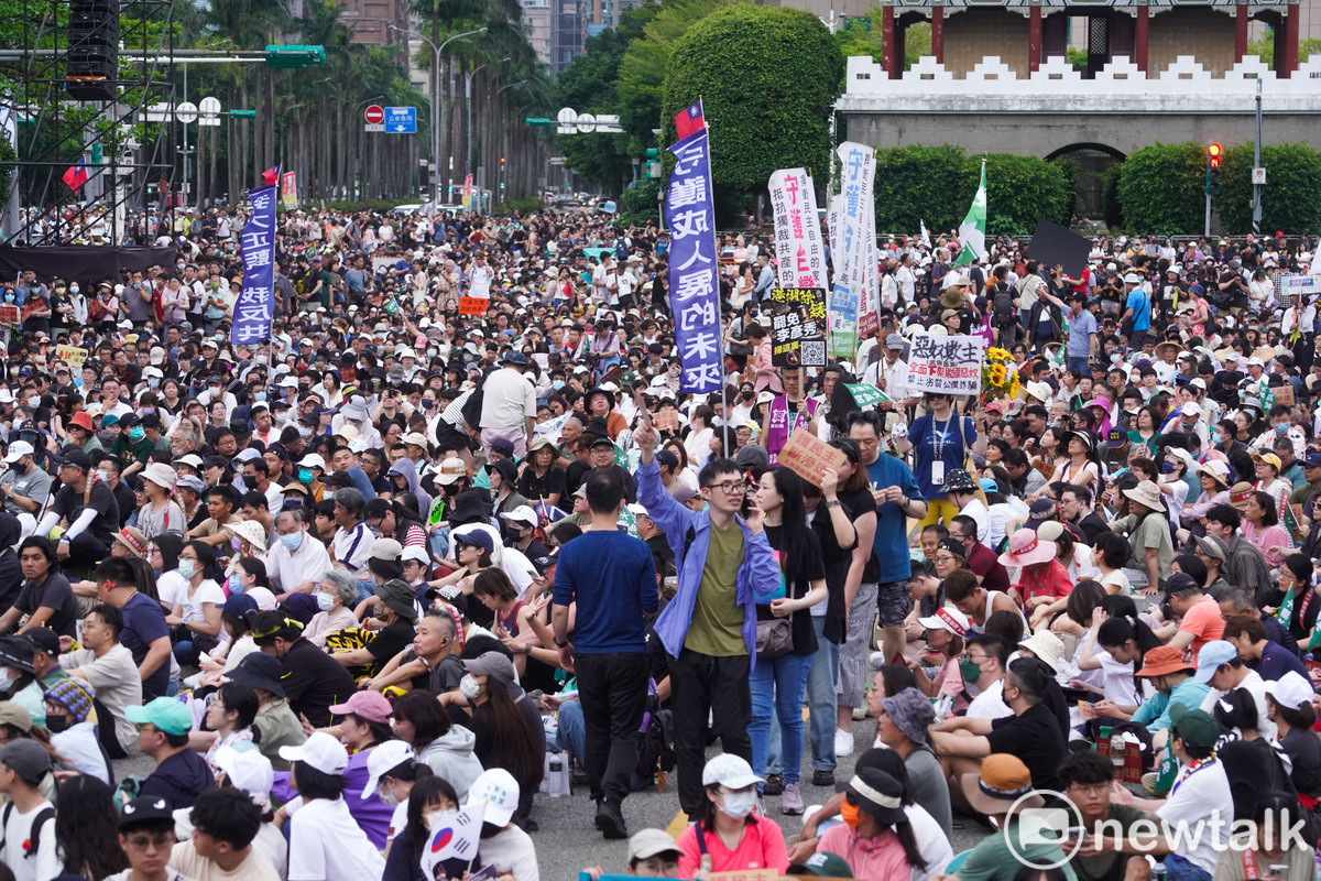 『419守護台灣 拒絕統戰』大遊行在凱達格蘭大道舉行，參與遊行的民眾帶著自製標語與會，連『守護成人展的未來』也成為罷免舔共立委的訴求。