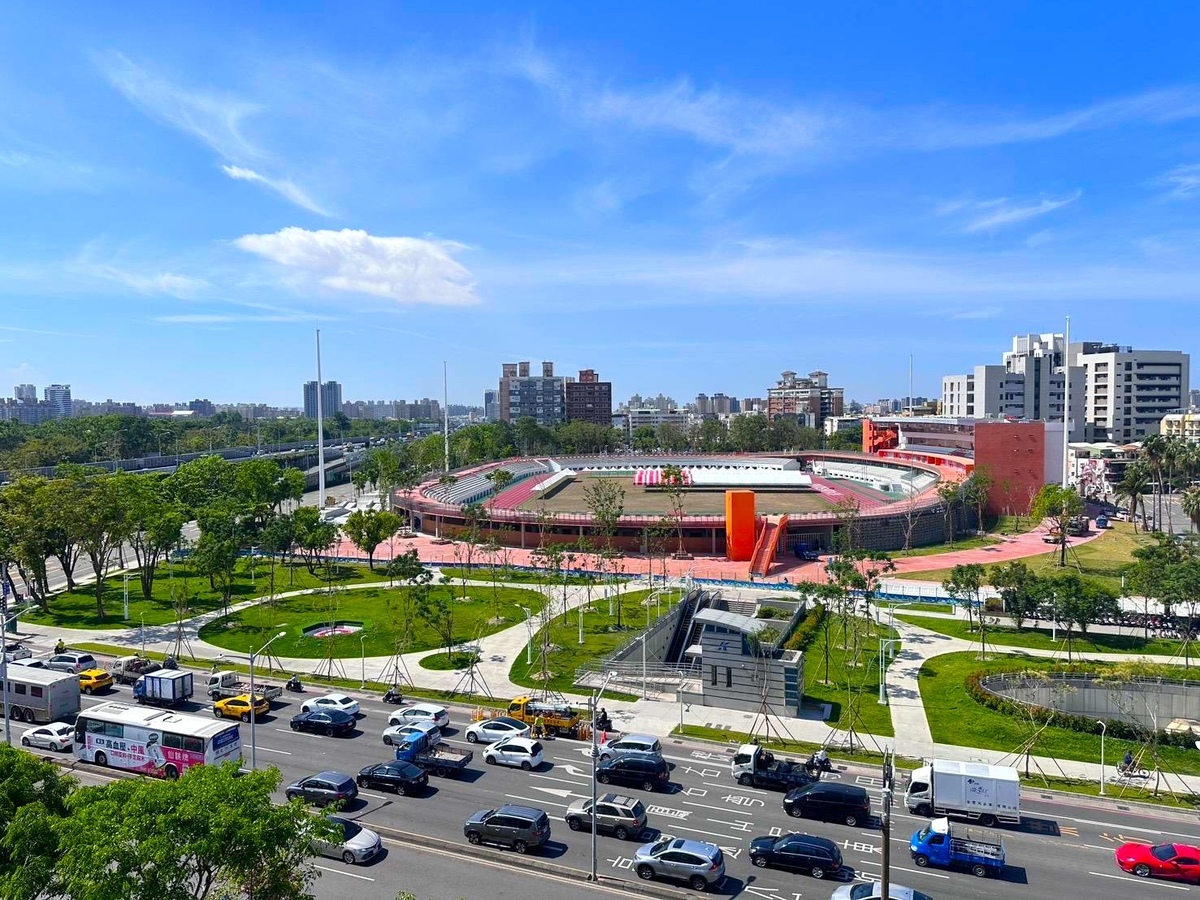 過去三年高雄市完成重大公共建設，包括亞洲新灣區二期、市圖總館開館、岡山楠梓產業園區招商等，未來四年將是高雄轉型關鍵期，軌道建設如小港林園線、黃線將陸續動工，半導體S廊帶也將全面啟動。 圖:擷自陳其邁臉書 