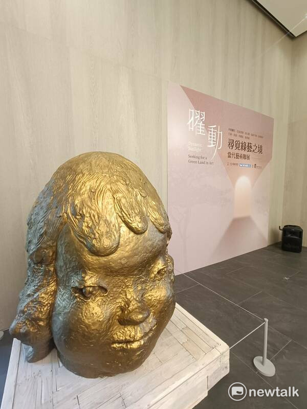 奈良美智限量巨型銅雕《節子貓》，重達近500公斤的作品以獨特的童趣風格，靜靜地佇立在展覽空間。   圖：唐復年/攝