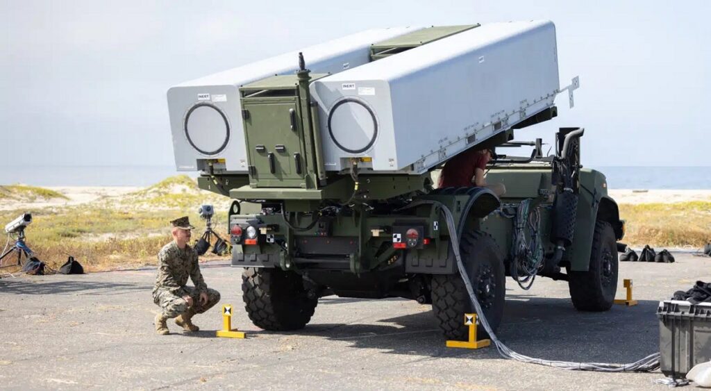 美國海軍陸戰隊「遠征艦隊阻絕系統」（NMESIS）。使用奧什科什防務公司（Oshkosh Defense）提供的無人「遠征火力地面單元」（ROGUE）車輛載運部署。 圖：翻攝「X」@IndoPac_Info 