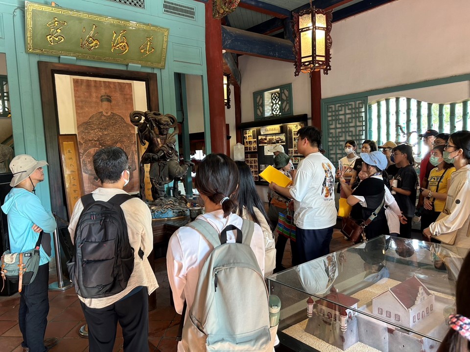 台南一年一度的「最強考運散策導覽路線」今日起正式開放線上報名，活動將於5月3日至5月24日期間，每週六下午3時30分至5時舉辦，共計4梯次，每梯次限額30人，總計120個名額，歡迎考生與家長踴躍參與，與神同行，為即將到來的考試加持好運。   圖：台南市政府提供