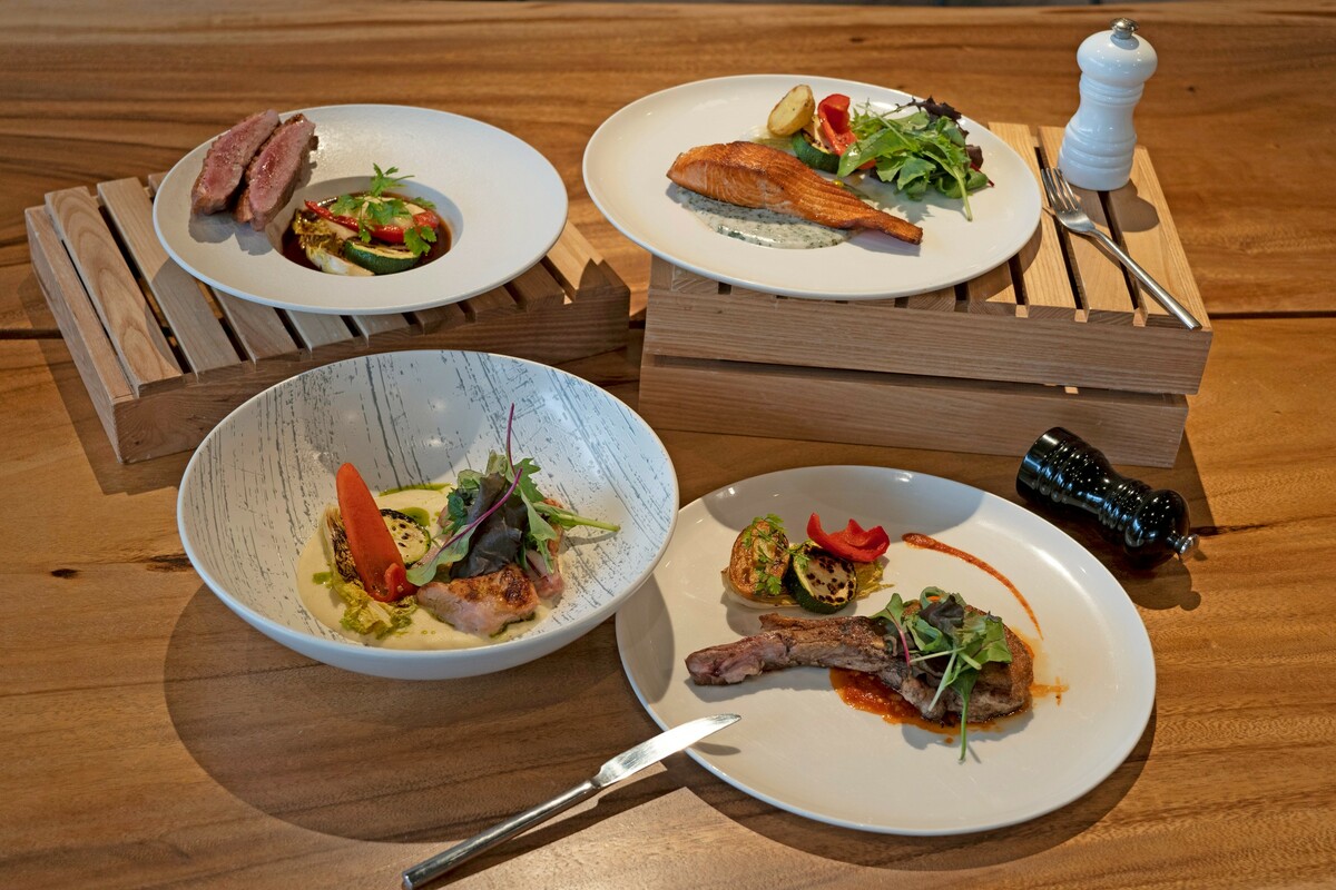 南安平雅樂軒酒店今年母親節，以溫柔細膩的法式白絲絨醬為靈感推出限定餐點，5月9日晚餐起至11日午、晚餐推出「母親節半自助饗宴」，以單點主菜結合夜市小吃主題自助餐檯呈現，一方面滿足節慶用餐儀式感，另一方面也能因應不同用餐族群的期待。   圖：安平雅樂軒酒店提供