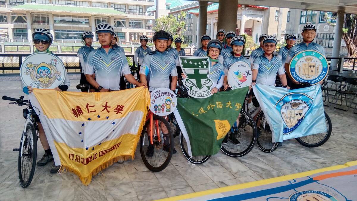 文藻外大、輔仁大學與靜宜大學北、中、南三所天主教大學串連,以單車接力方式進行朝聖之旅。 圖:孫家銘/攝