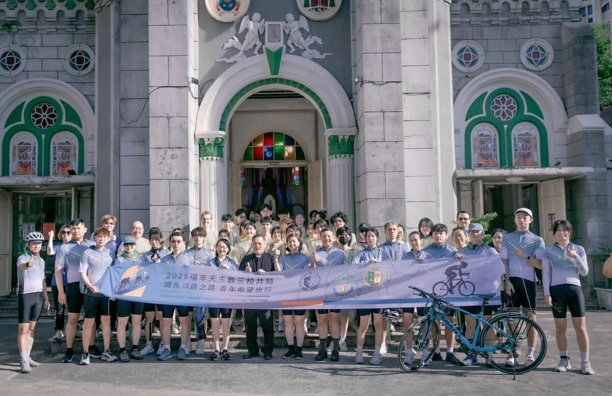 文藻、輔大、靜宜三校車隊抵達終點高雄玫瑰聖母聖殿主教座堂舉行祈福禮。 圖:文藻外語大學/提供