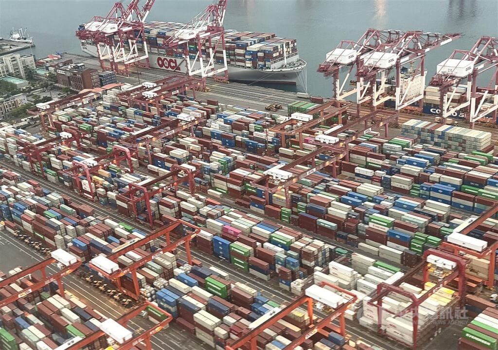 高雄港區碼頭貨櫃堆放情形。 圖：翻攝自網路
