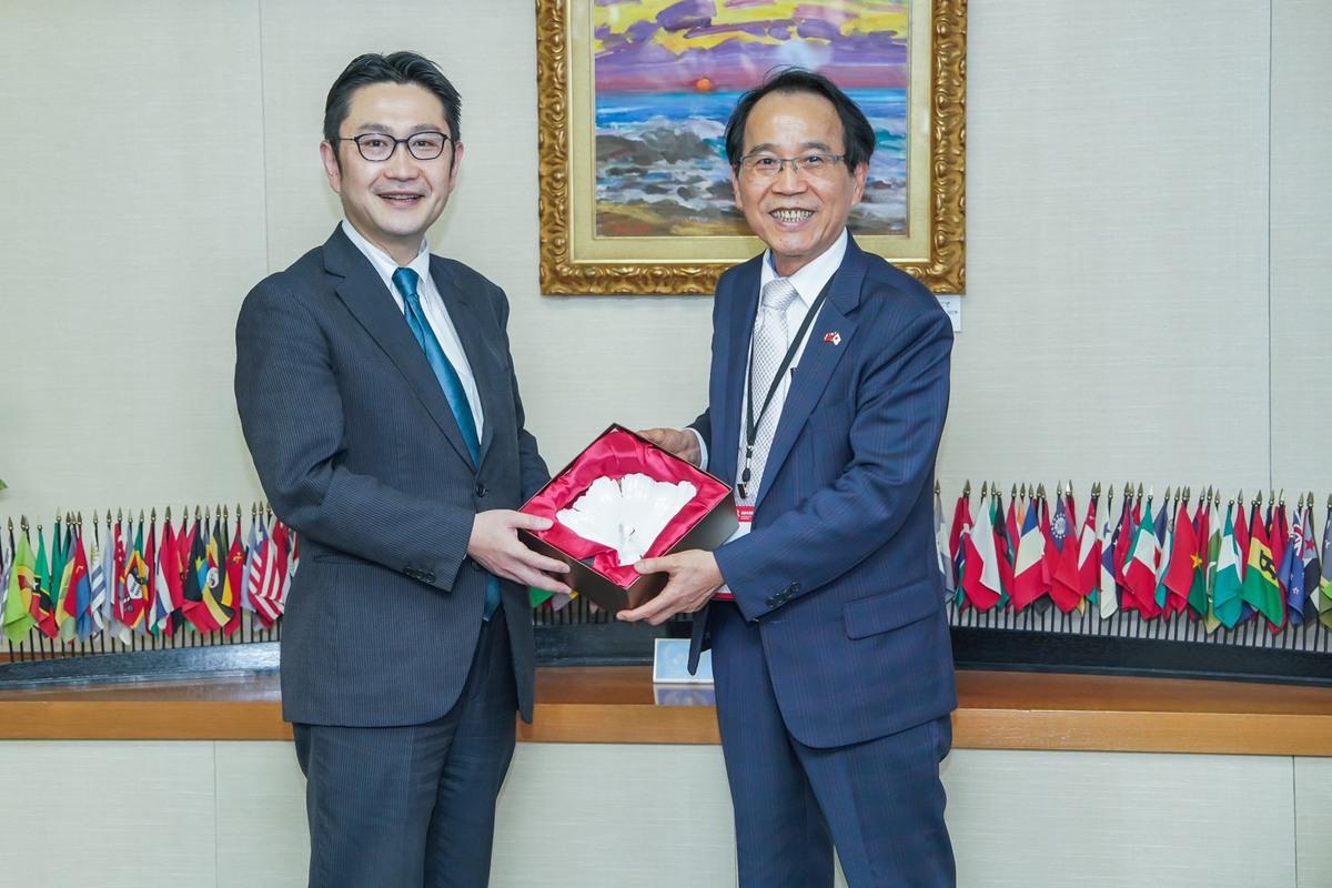 林欽榮(右)與中垣内隆久(左)互換紀念禮物。   圖：高雄市政府/提供