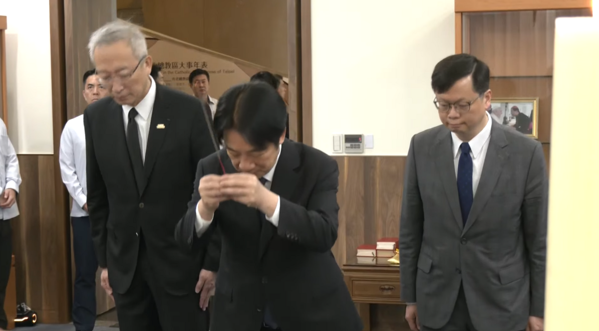 賴清德至教宗方濟各靈堂追思，並上香、灑聖水。   圖：翻攝畫面