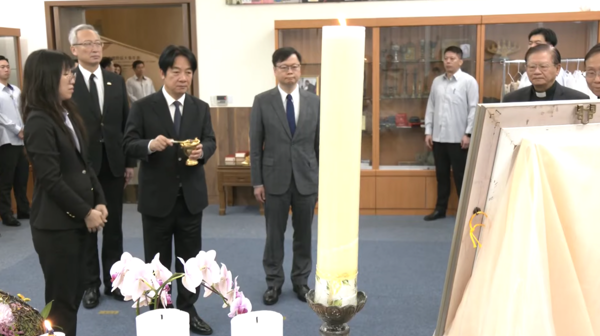 賴清德至教宗方濟各靈堂追思，並上香、灑聖水。   圖：翻攝畫面