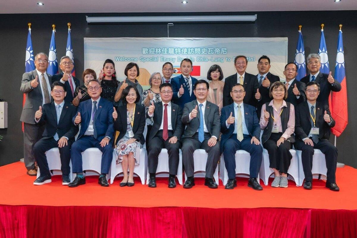 林佳龍（前排右四）與非南地區僑界領袖合影留念   圖：外交部提供