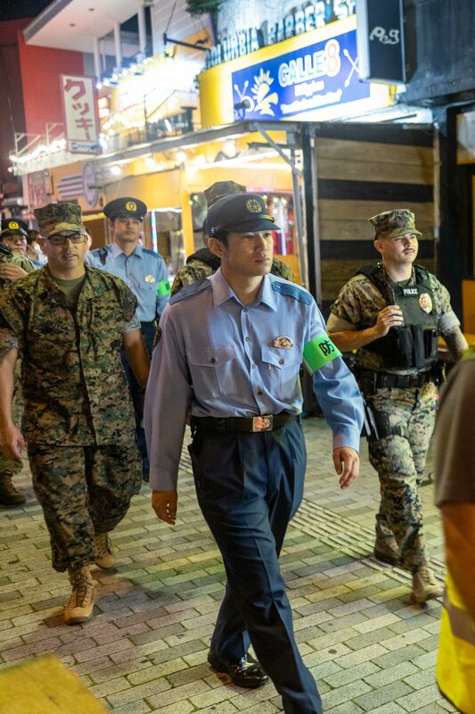 除了造成汙染，美軍基地還帶來治安問圖，為抑制駐日美軍犯罪引發民怨，日本沖繩警方與美軍憲兵沖繩街頭聯合巡邏。 圖：翻攝「X」@USForcesJapan 