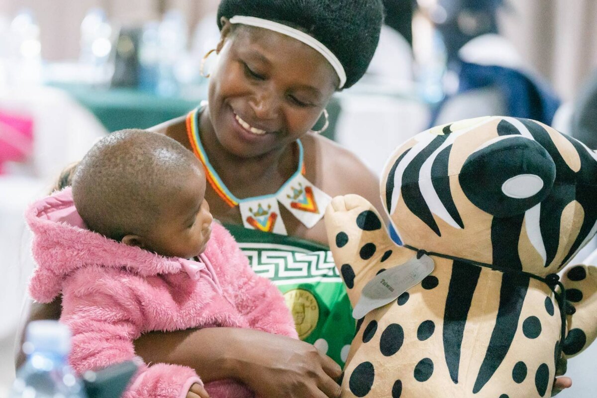 「婦女創業小額信貸循環基金」受惠婦女Nomfundo_Mabuza及其女「台灣」接受林佳龍所贈台灣石虎造型禮品。   圖：外交部提供