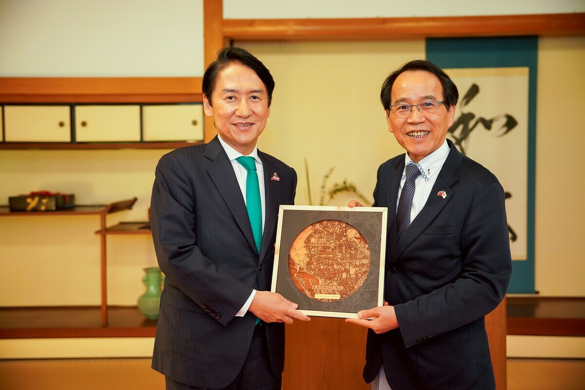 武內和久(左)歡迎林欽榮(右)率團訪問北九州市。   圖：高雄市政府/提供