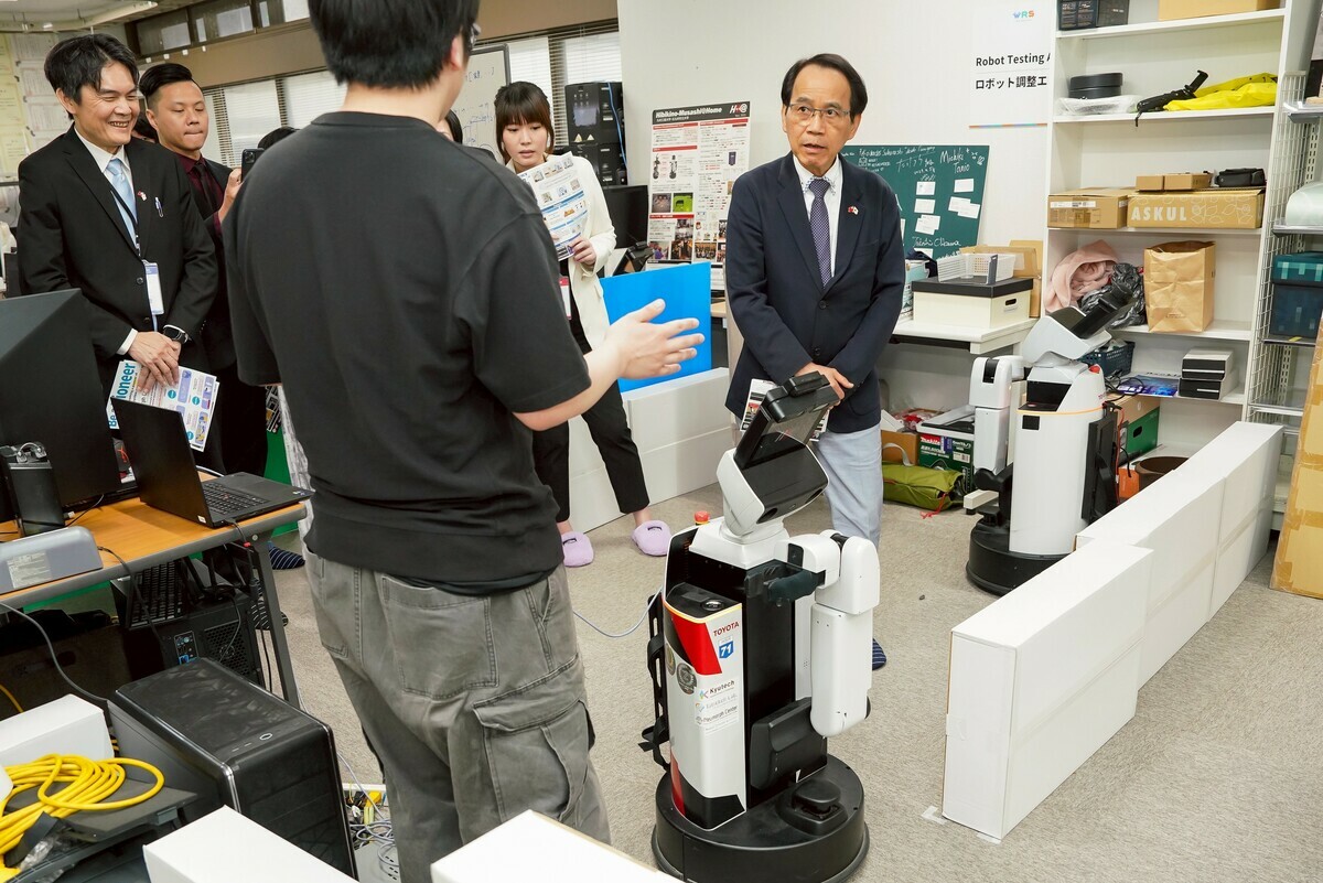 林欽榮(右一)參訪FAIS下的Hibikino-Musashi@Home智慧型機器人團隊。   圖：高雄市政府/提供