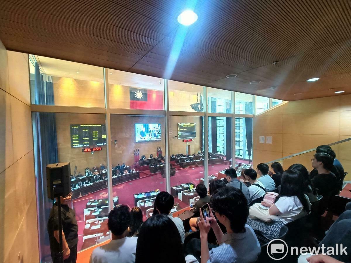 東海大學政治系學生到台中市議會旁聽市議員的質詢。   圖：唐復年/攝
