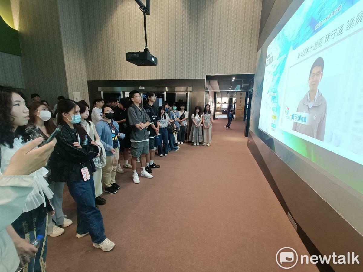東海大學政治系學生觀看市議員黃守達的簡介影片。   圖：唐復年/攝