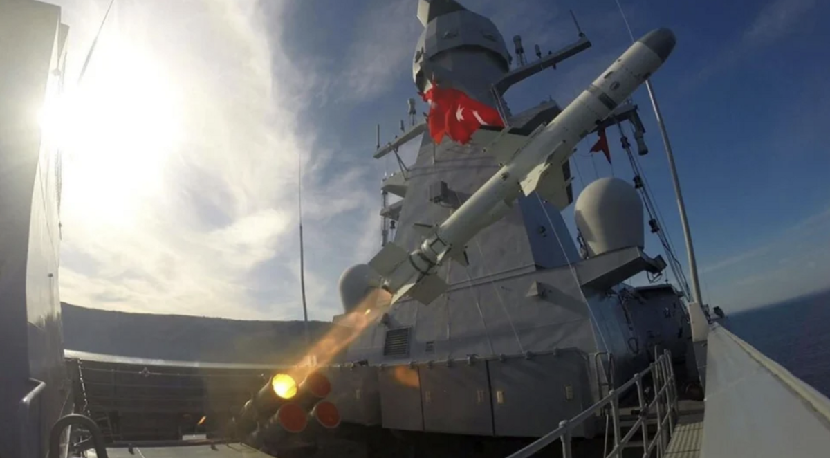 艦載版「雀鷹」戰鬥部重量 220 千克，採用半穿甲高爆彈頭。