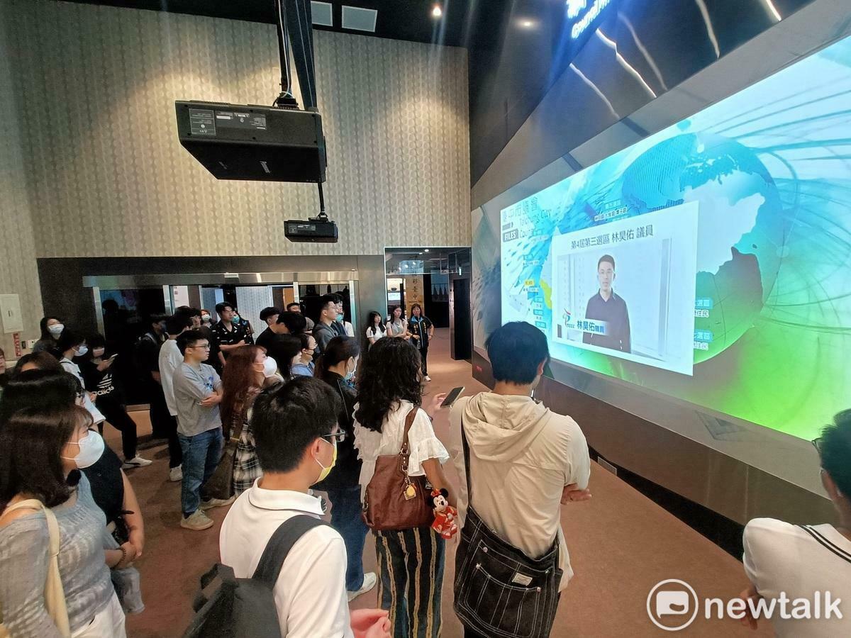 東海大學同學觀看台中市議員林昊佑的介紹影片。   圖：唐復年/攝