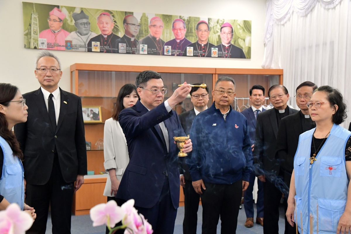 行政院長卓榮泰今（24）日下午在外交部次長吳志中等人的陪同下，前往天主教台北總主教公署教宗方濟各（Pope Francis）靈堂追思致哀。   圖：行政院提供