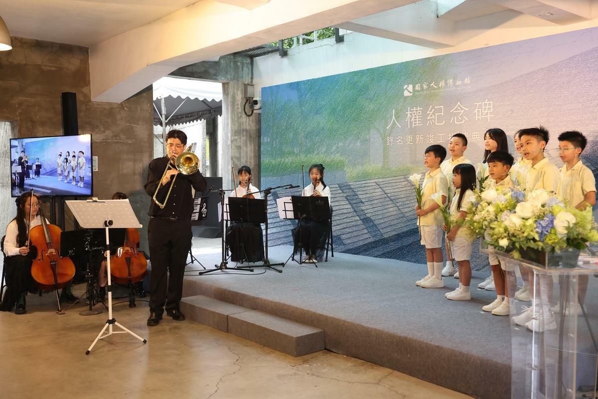 長號演奏家高崇文為政治受難者高一生的孫子，除分享身為受難者家屬的感觸，並與基隆深美國小童聲合唱團演出〈幸福進行曲〉，以樂音向未來傳達無限的希望。   圖：文化部提供