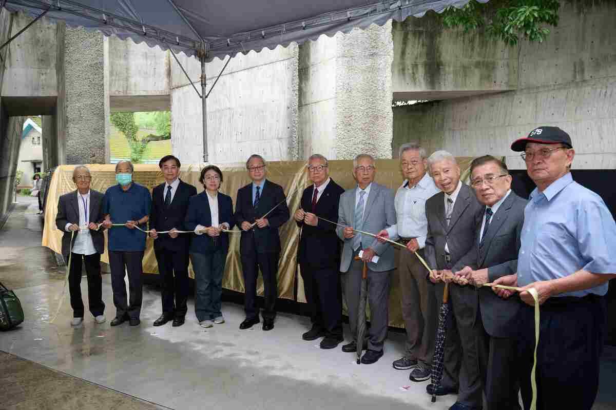 文化部長李遠（左5）、文化部政務次長王時思（左4）、國家人權博物館館長洪世芳（左3）、台灣二二八關懷總會理事長王文宏（右6）、台灣戒嚴時期政治受難者關懷協會理事長林家田（右1），以及政治受難者張則周（左2）、周賢農（左1）、陳中統（右2）、陳顯宗（右5）、楊田郎（右4）、楊國宇（右3）等共同主持揭牌儀式。   圖：文化部提供