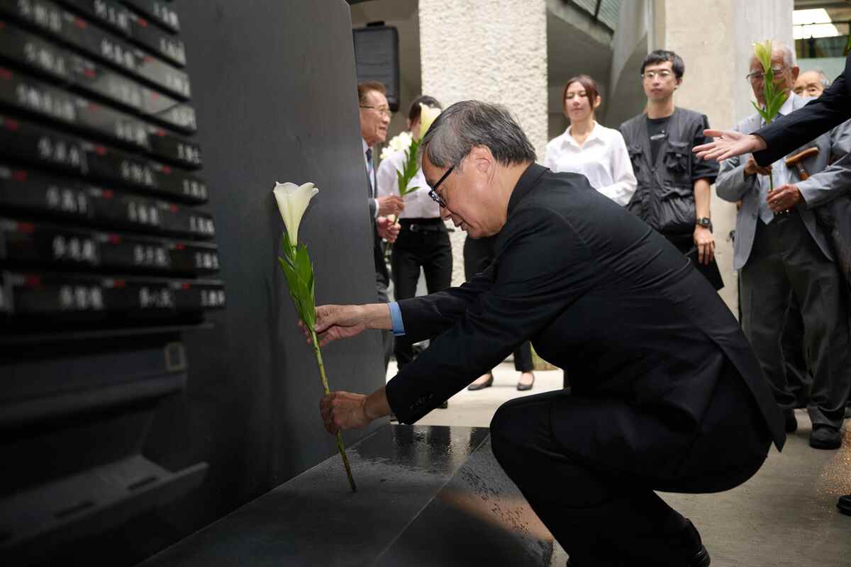 文化部長李遠在人權紀念碑前獻花致意。   圖：文化部提供