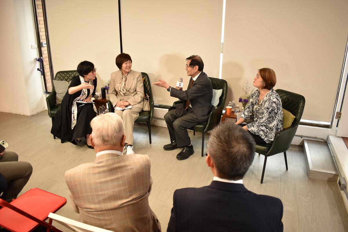 日本故首相安倍晉三夫人安倍昭惠（左二）前往獨盟辦公室，與獨盟主席陳南天（右二）和副主席謝若蘭（右一），同時也是台灣安保協會理事長，與台獨聯盟盟員盟友一起座談。   圖：台灣獨立建國聯盟提供