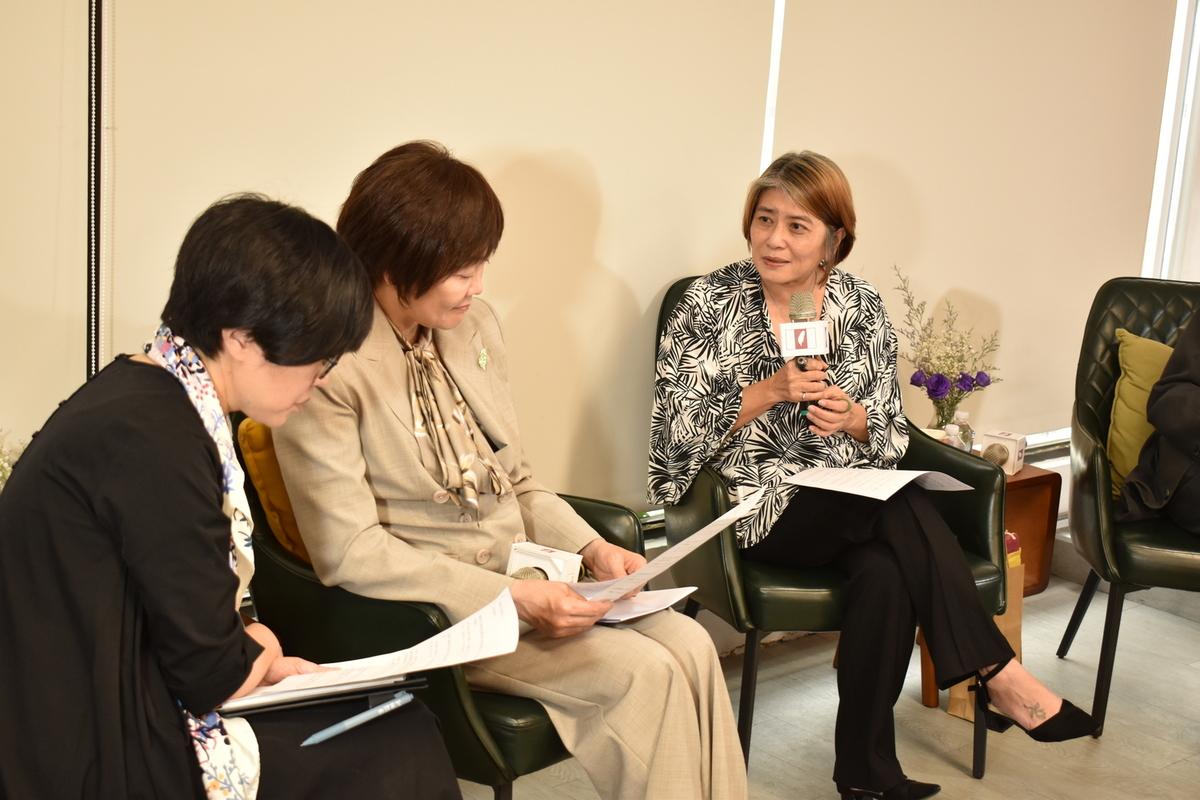  日本故首相安倍晉三夫人安倍昭惠（左二）與獨盟副主席謝若蘭（右一），同時也是台灣安保協會理事長對談。 圖：台灣獨立建國聯盟提供 