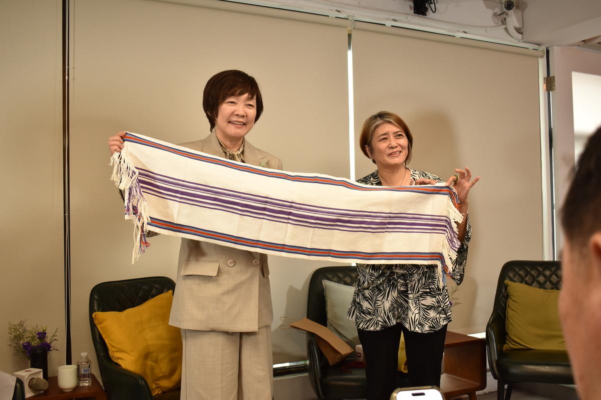  台灣安保協會理事長謝若蘭送了一件禮物給安倍昭惠，是烏來泰雅族原住民老婦人親手織成的傳統織布。 圖：台灣獨立建國聯盟提供 