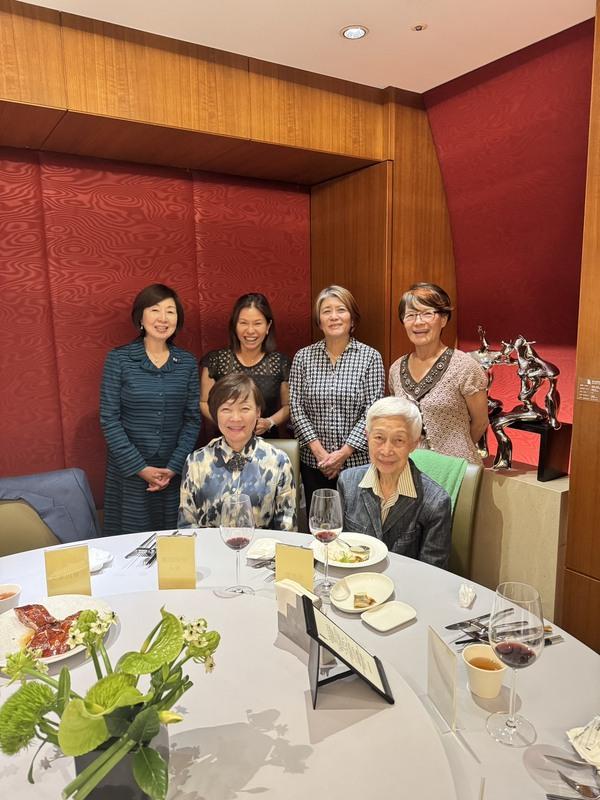 4月18日獨盟設晚宴歡迎安倍昭惠，並於餐敘後留影（前排左起為安倍昭惠、金美齡（前國策顧問）；後排左起為王明理（獨盟創辦人王育德之女）王明理、賴靜嫻（現代文化基金會董事長）、謝若蘭（台灣安保協會理事長）、葉寶桂（北美婦女會成員）   圖：台灣獨立建國聯盟提供