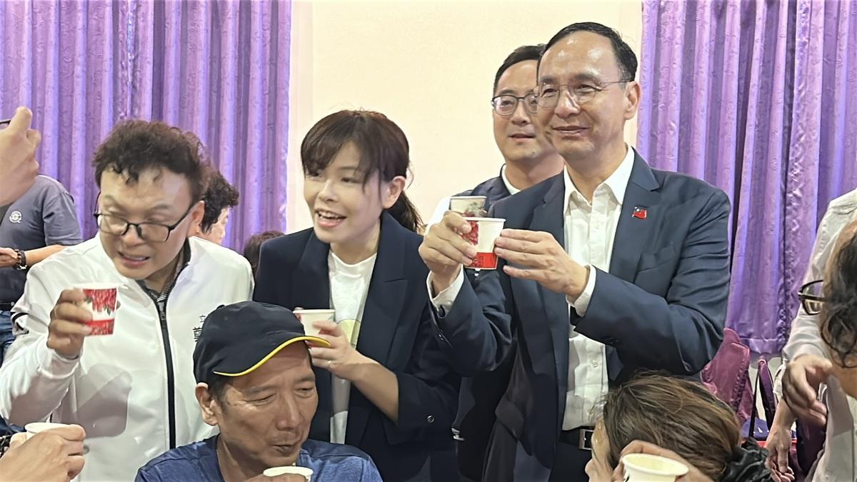 朱立倫23日出席「反惡罷、戰獨裁」說明會，與高虹安同框逐桌敬酒。   圖：國民黨文傳會/提供