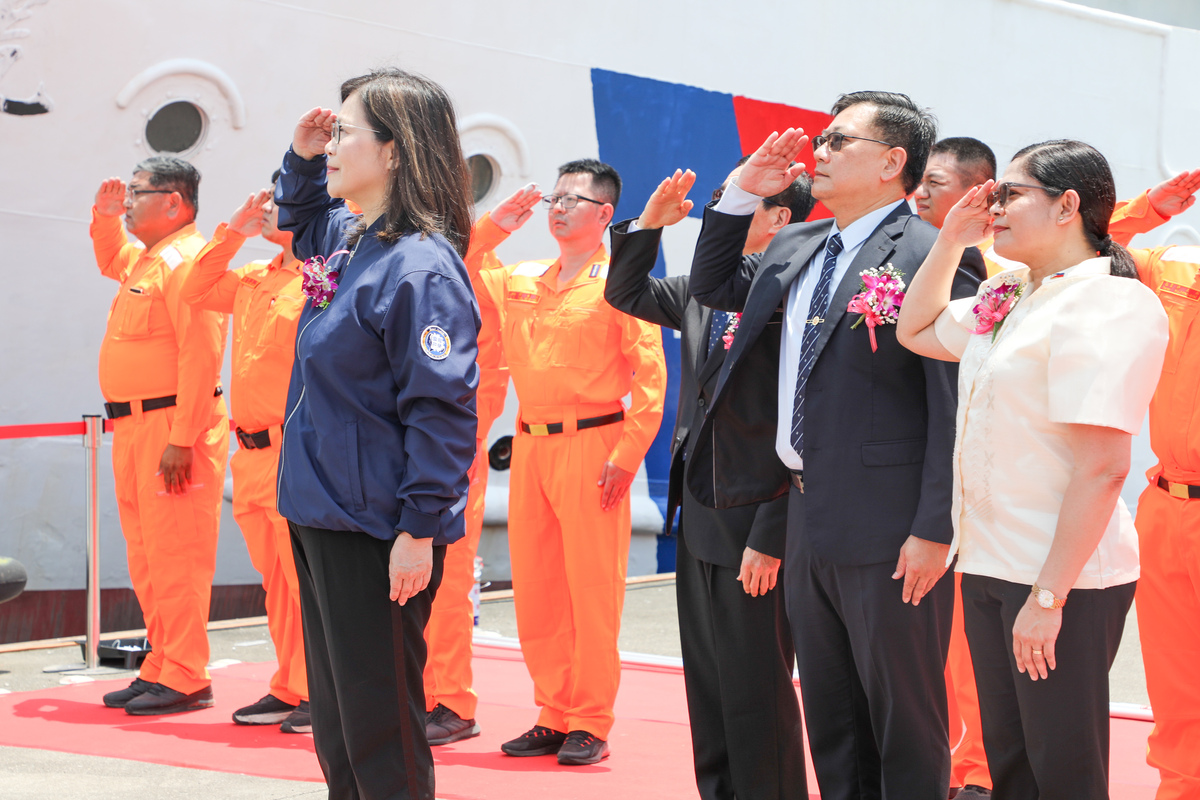 管碧玲帶領向除役的船艦敬禮。   圖：海巡署艦隊分署/提供