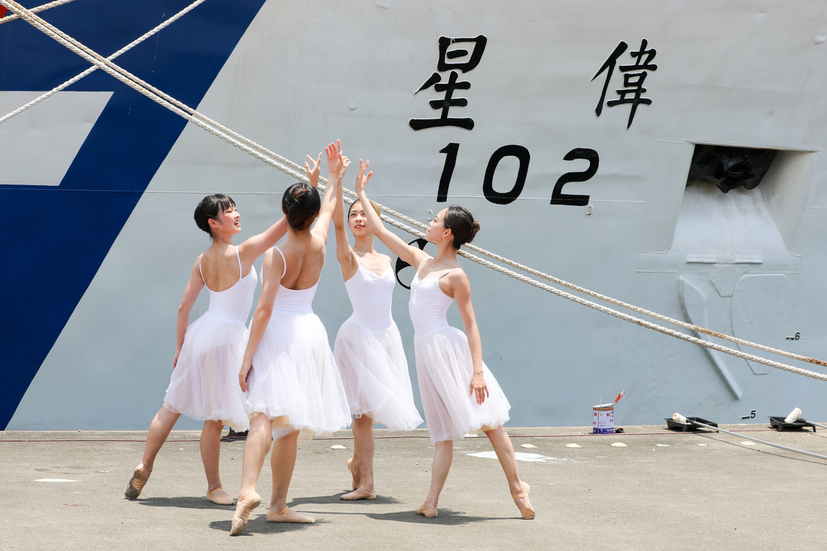 海巡署艦隊分署首創以芭蕾舞蹈藝術結合艦船除役。   圖：海巡署艦隊分署/提供