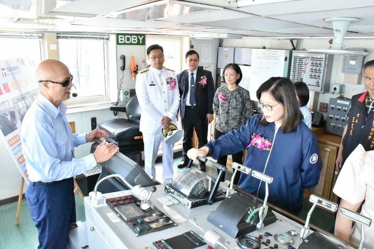 退役艦長向管碧玲介紹偉星艦駕駛室。   圖：海巡署艦隊分署/提供
