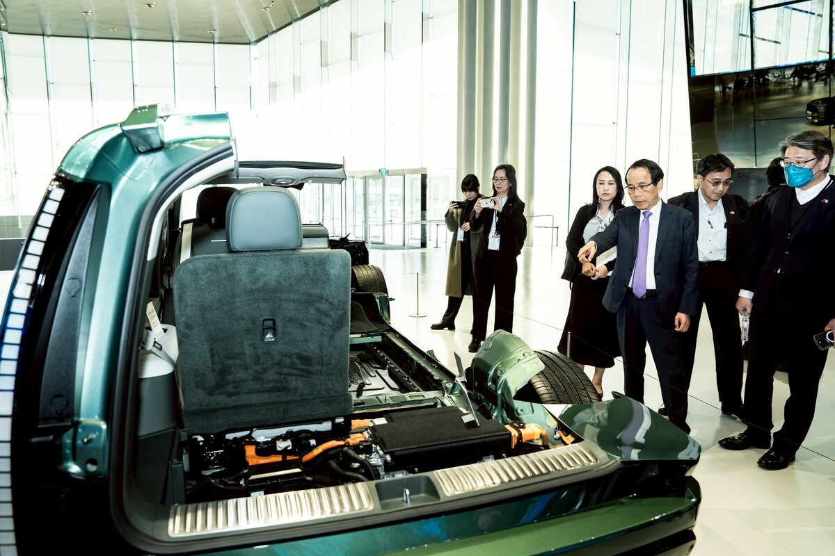 訪團參觀現代汽車工作室。   圖：高雄市政府/提供