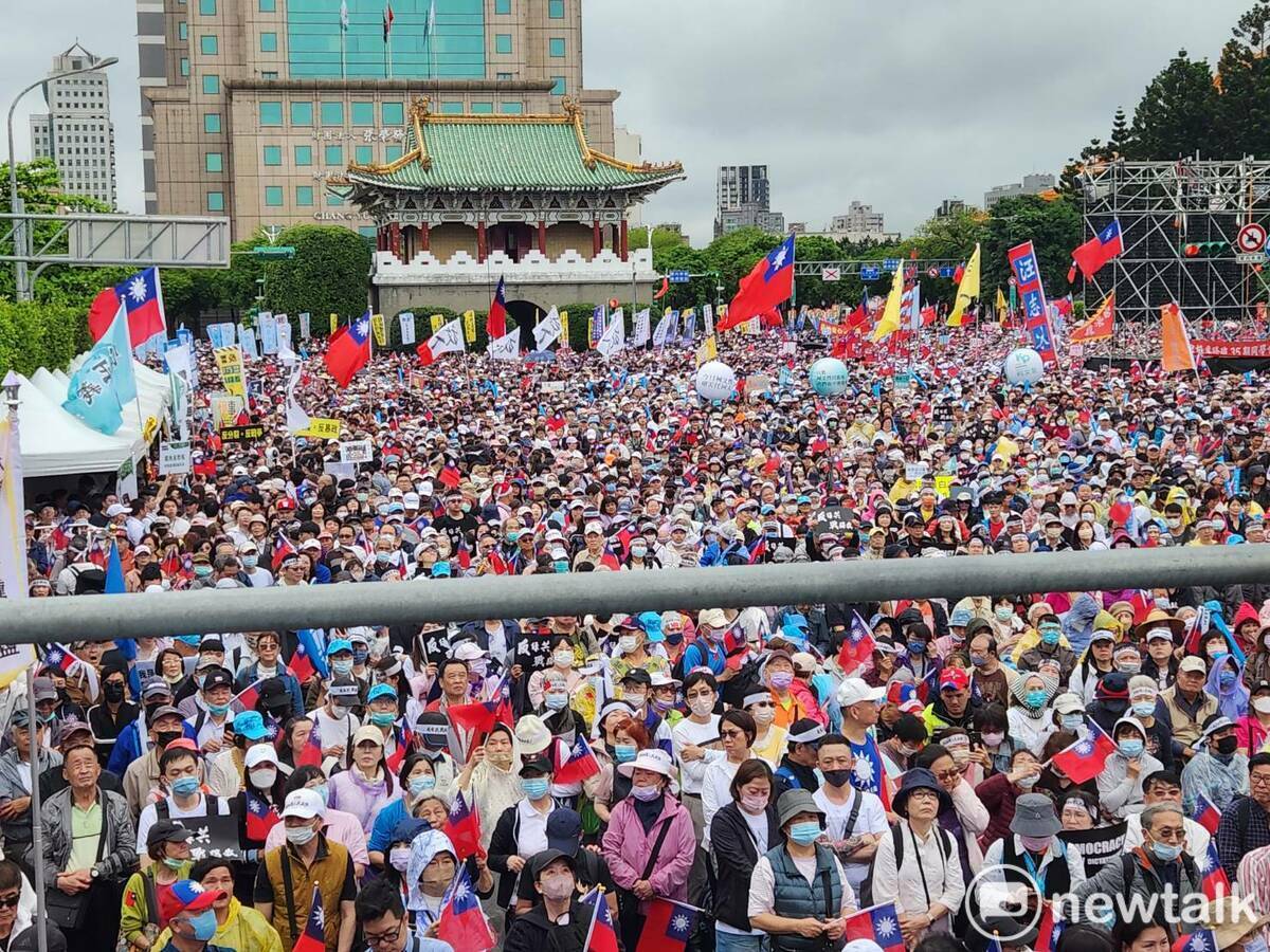 凱道下午3點前，人潮就已經滿到景福門。   圖：黃建豪/攝