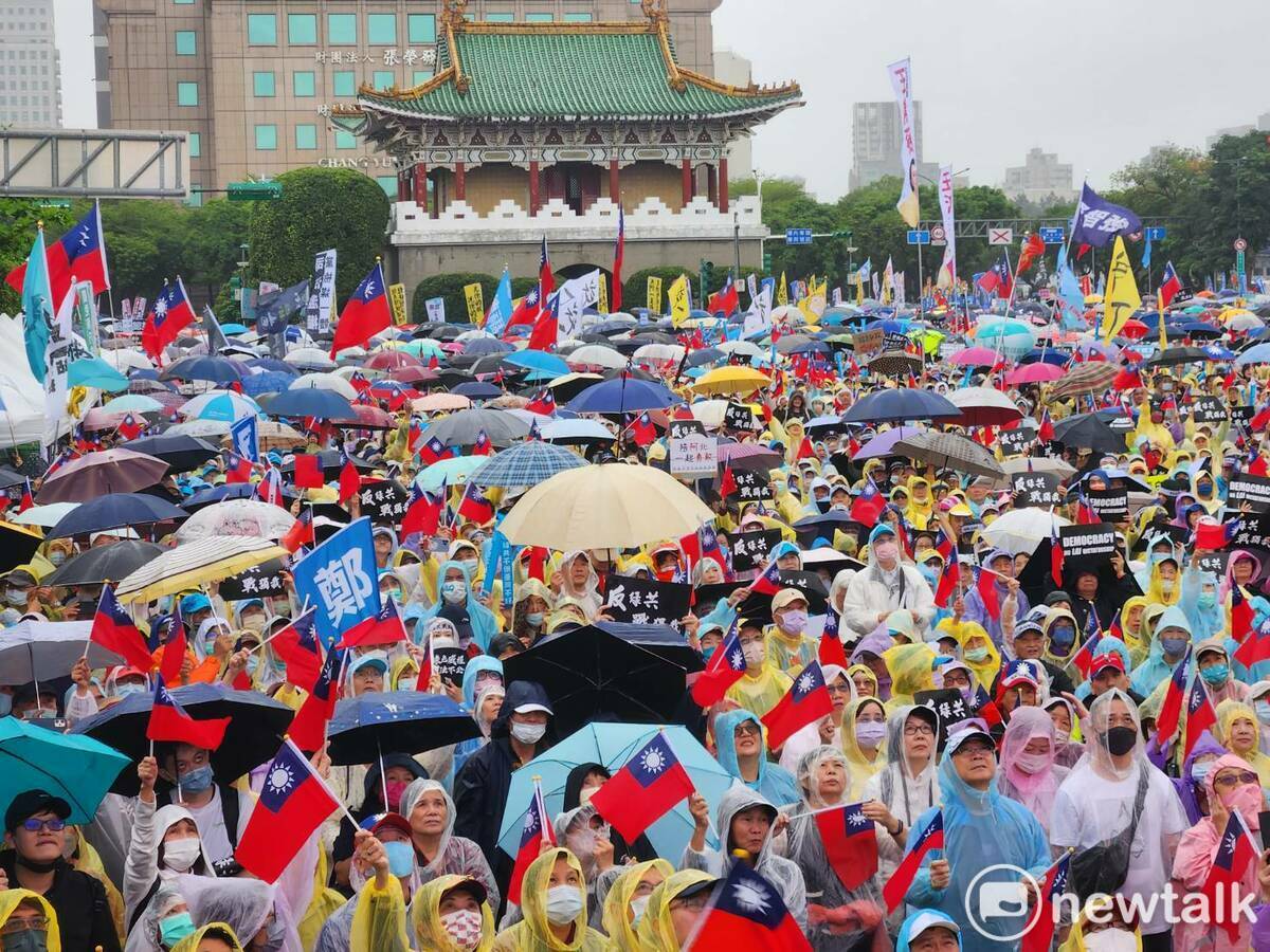 國民黨在凱道發起的抗議行動，呼喚現場民眾揮舞中華民國國旗。   圖：黃建豪/攝