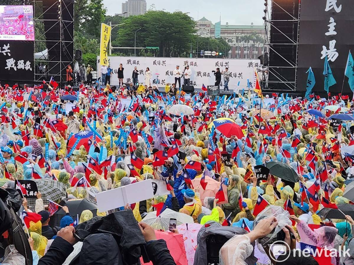 國民黨在凱道發起的抗議行動，呼喚現場民眾揮舞中華民國國旗。   圖：黃建豪/攝