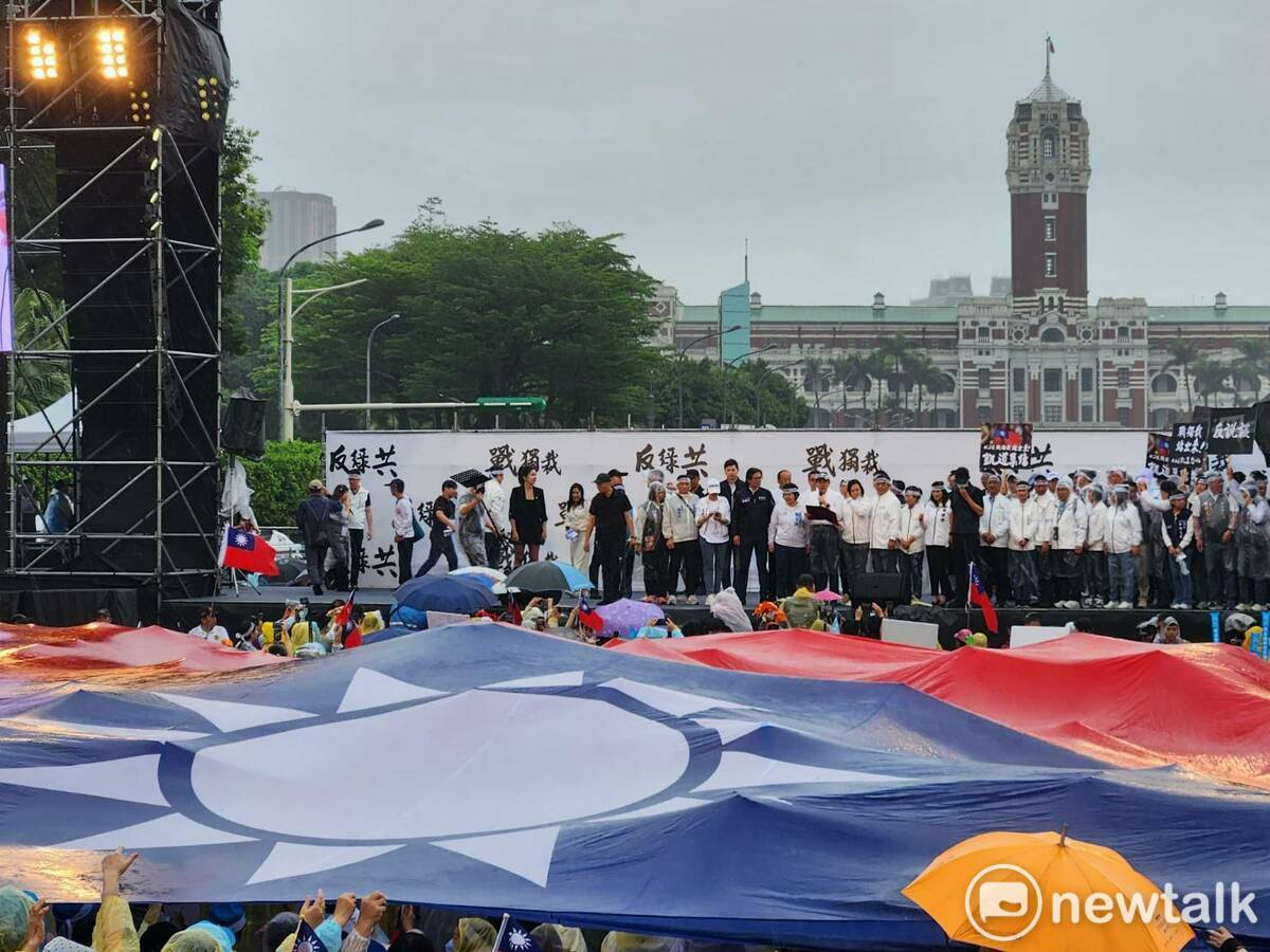 國民黨在凱道發起的抗議行動，呼喚現場民眾揮舞中華民國國旗。   圖：黃建豪/攝