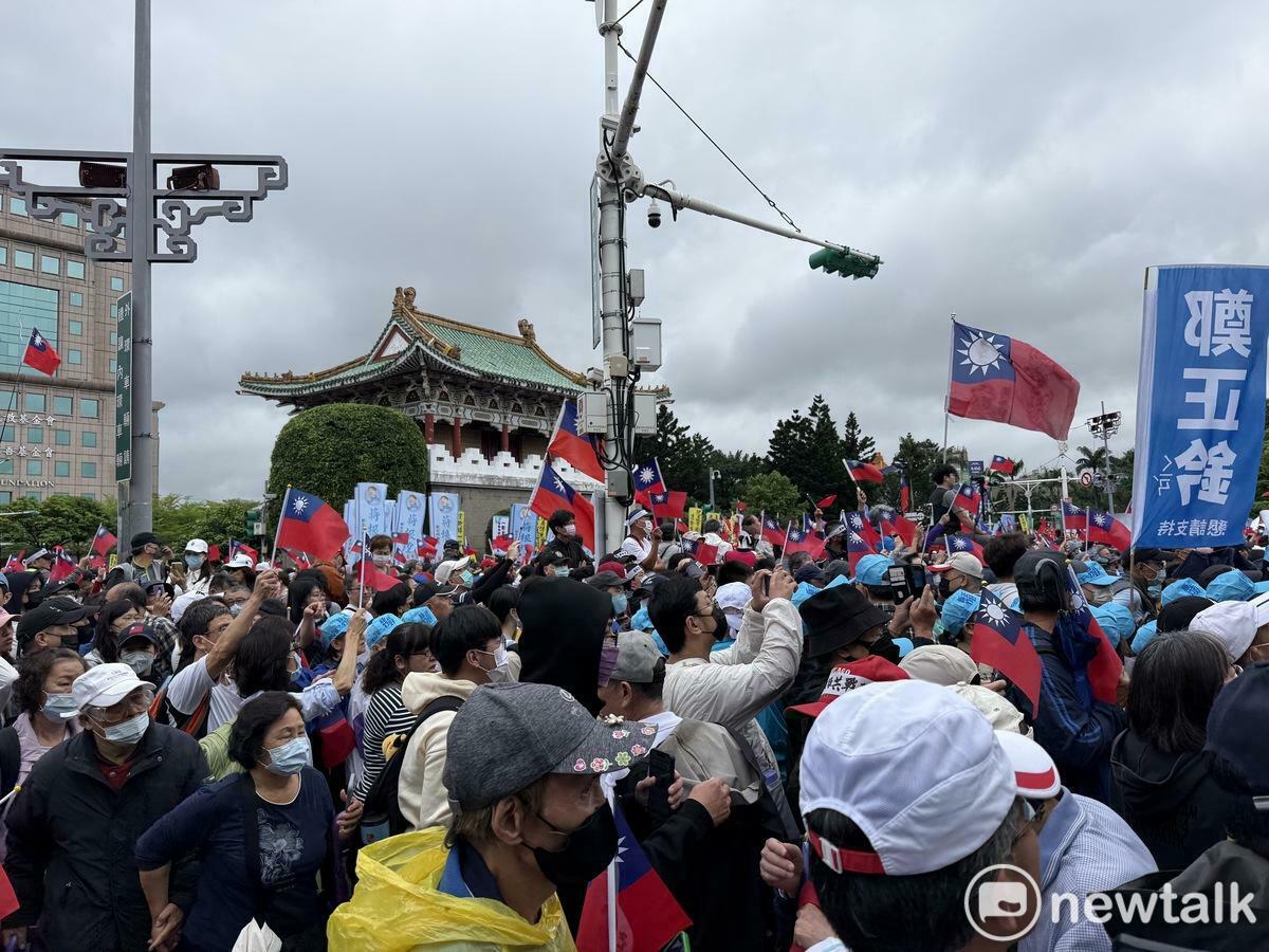 藍白426「反綠共、戰獨裁」人潮溢到景福門。   圖：周煊惠 / 攝