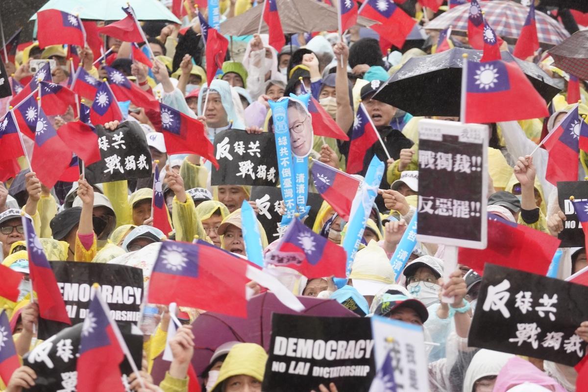 國民黨、民眾黨號召民眾上凱道「反綠共、戰獨裁」。   圖：張良一 / 攝