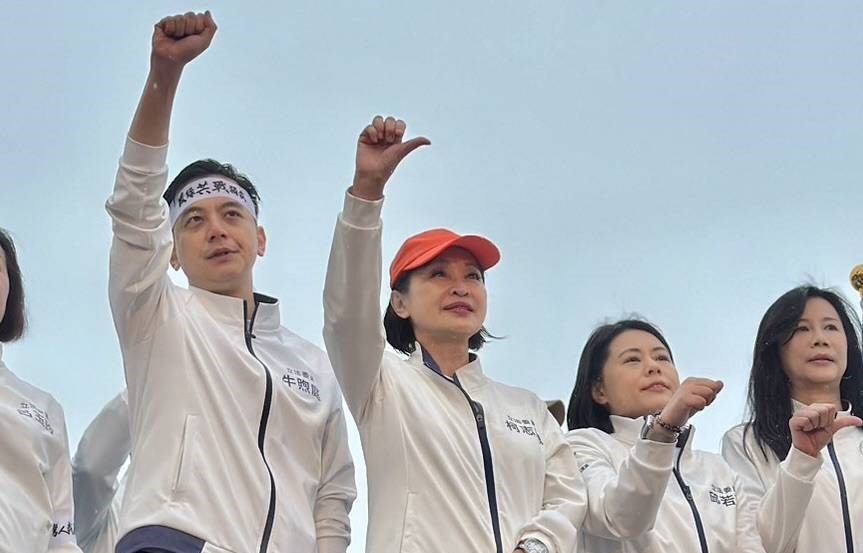 柯志恩(左二)對總統府比倒讚的手勢。   圖：國民黨高雄市黨部/提供