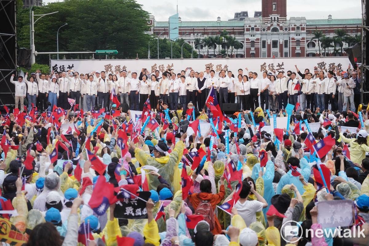 國民黨主席朱立倫在台上帶頭高呼「賴清德下台！」   圖：張良一/攝