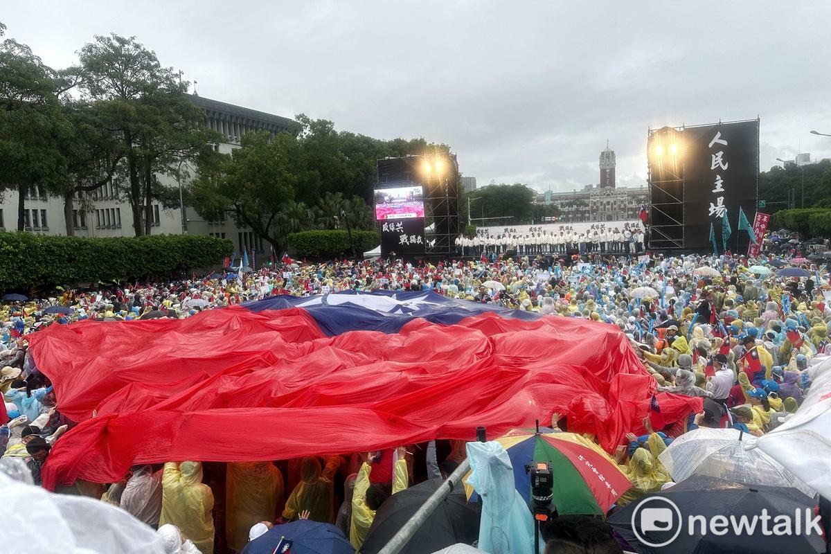 426凱道抗議結束前，現場宣布人數達到25萬人。   圖：張良一/攝