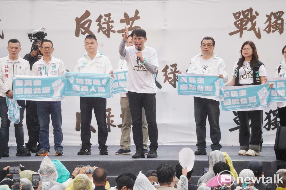 民眾黨主席黃國昌率領黨團4位立委、黨籍台北市議員等人出席藍白「426反綠共、戰獨裁」活動。   圖：張良一 / 攝