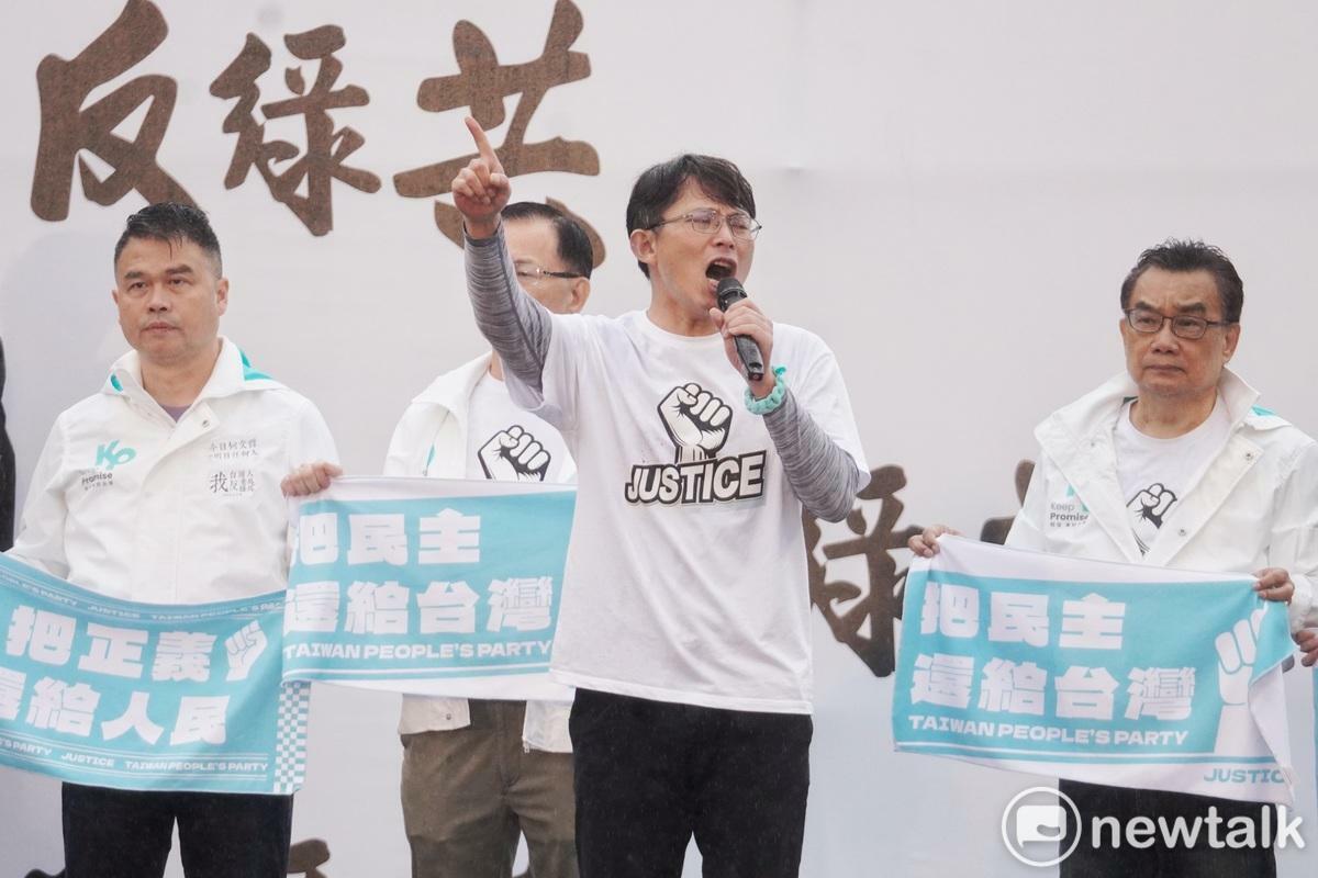 民眾黨主席黃國昌出席藍白「426反綠共、戰獨裁」活動。   圖：張良一 / 攝