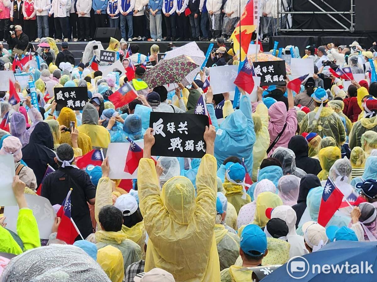民眾於凱道情緒激昂，不斷高喊賴清德下台。   圖：黃建豪/攝