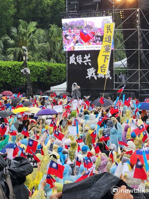 民眾於凱道情緒激昂，不斷高喊賴清德下台。   圖：黃建豪/攝