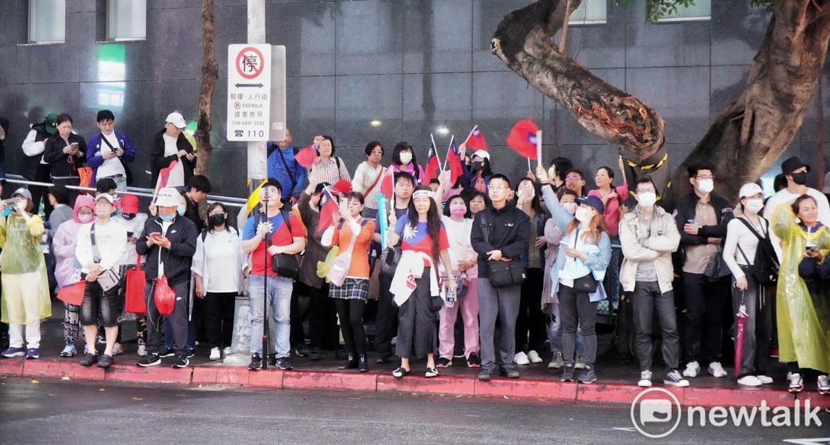 國、眾兩黨支持者手持國旗在中正一分局外集結。   圖：張良一/攝