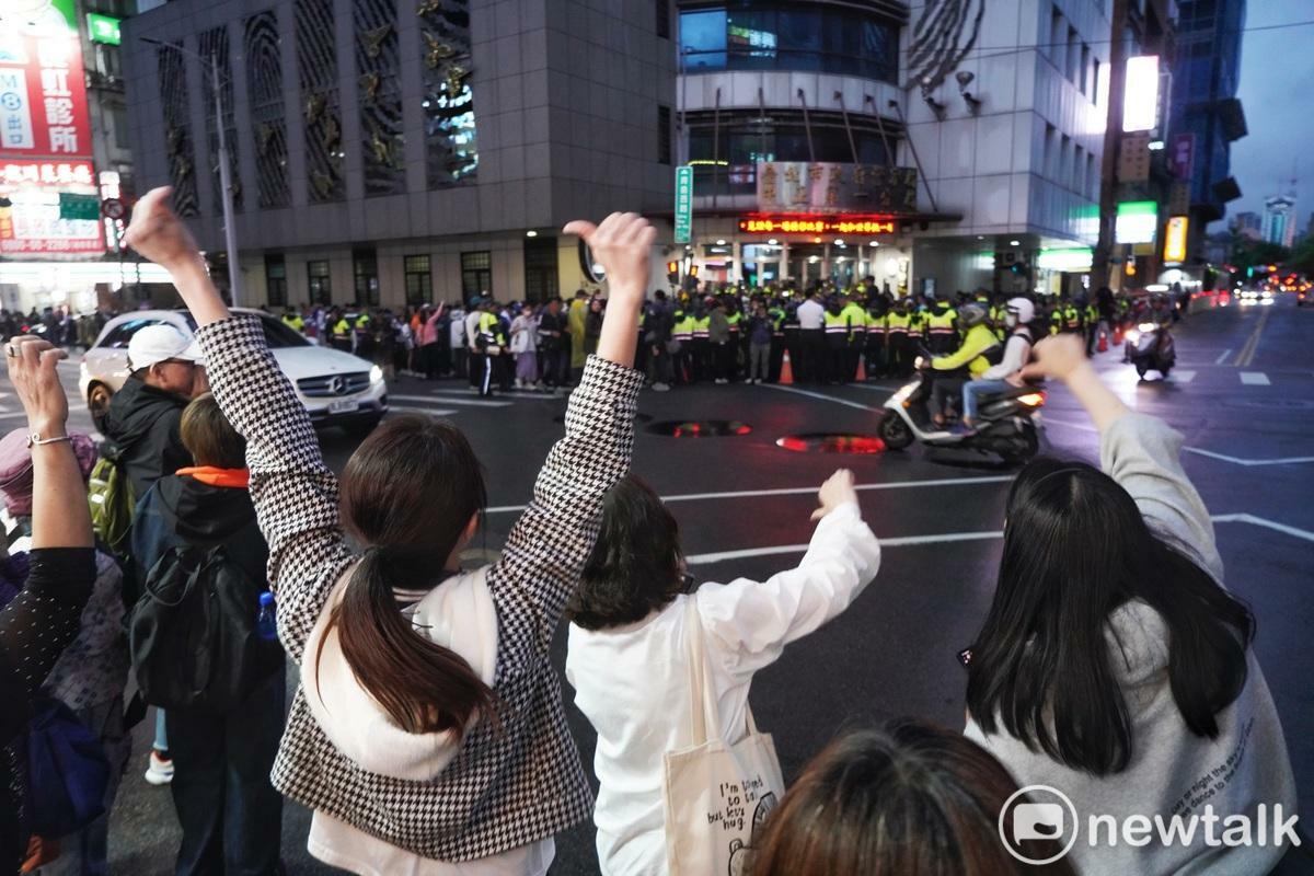 民眾倒比拇指高喊：「賴清德下台！」。   圖：張良一/攝