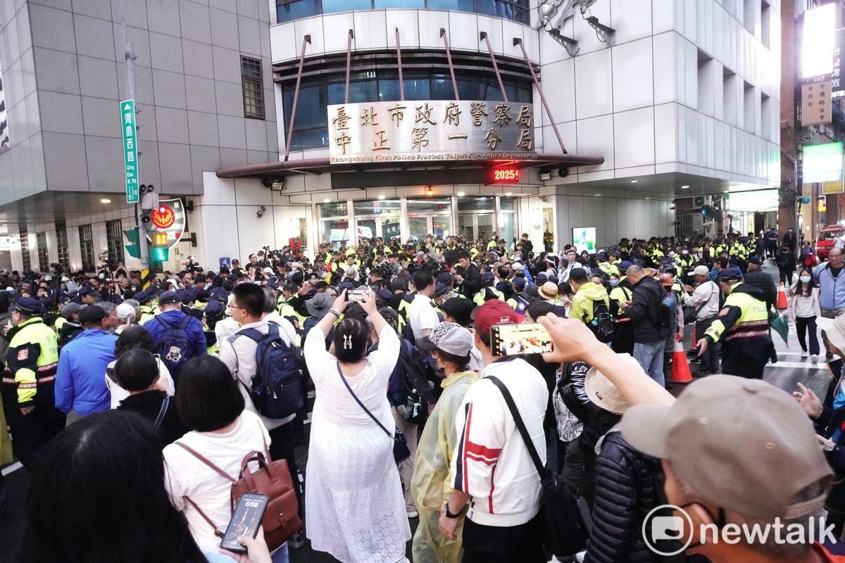 國、眾兩黨支持者在中正一分局外集結。   圖：張良一/攝